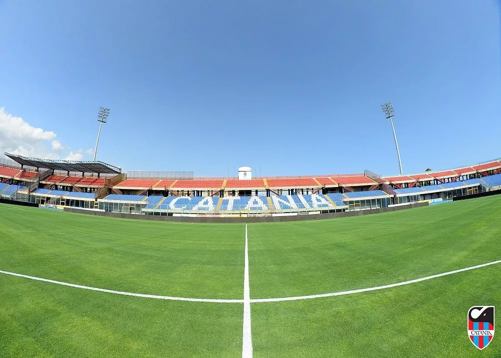 Lo stadio Angelo Massimino al suo interno davanti alla tribuna b