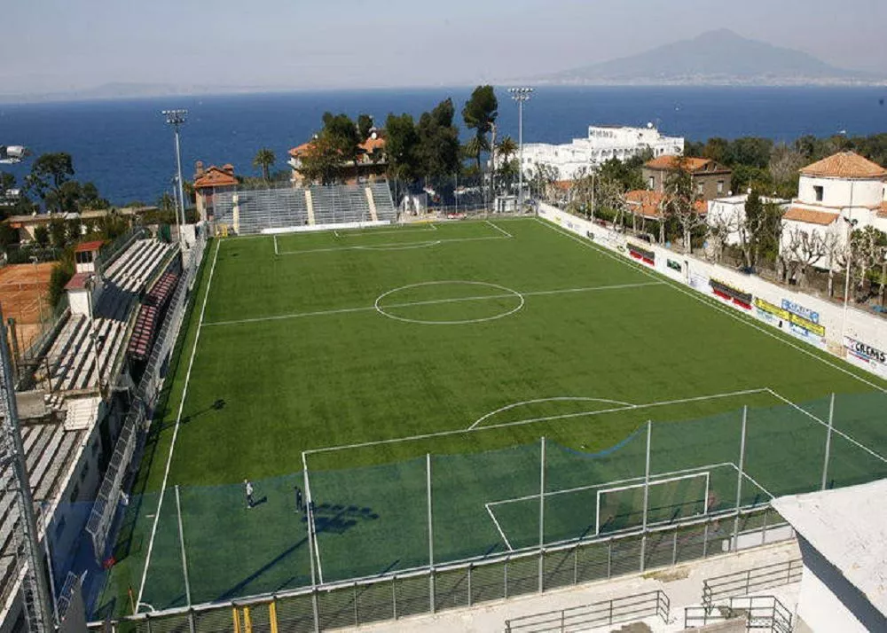 lo stadio di sorrento inagibile da diversi mesi resta chiuso