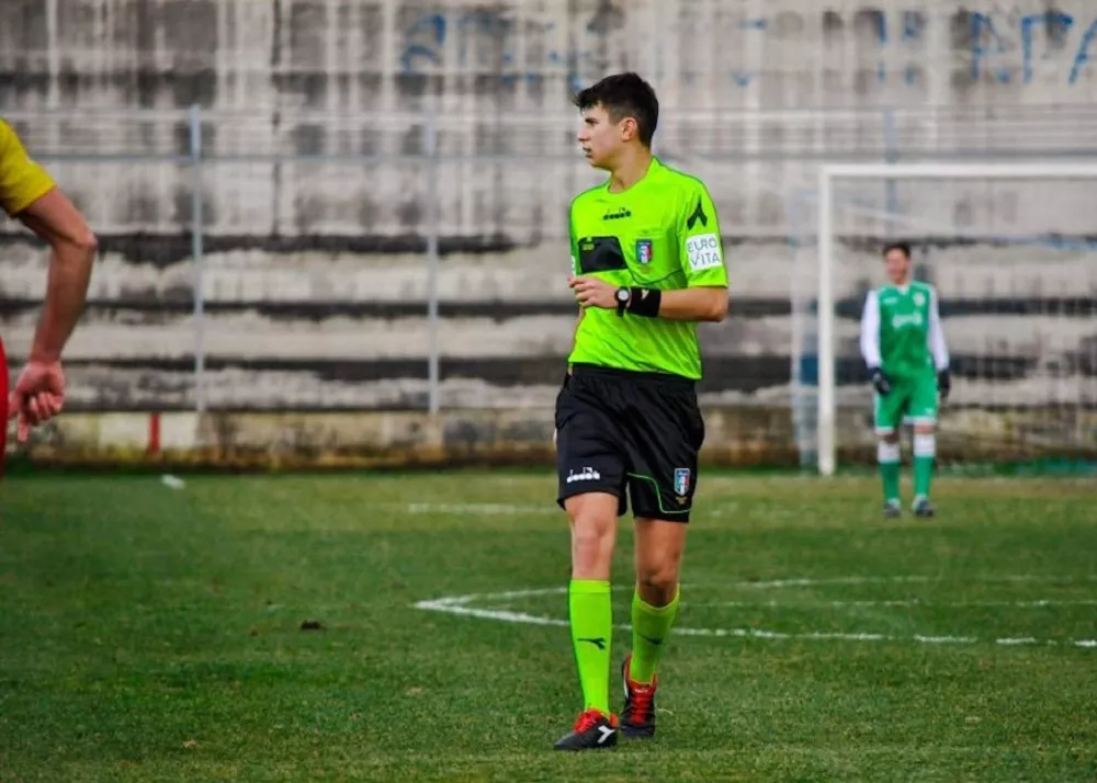 l'arbitro stefano striamo della sezione di Salerno domenica in campo