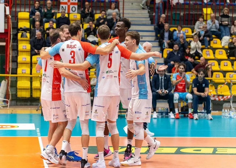 una fase di gioco tra la sviluppo sud catania ed essence hotel fano