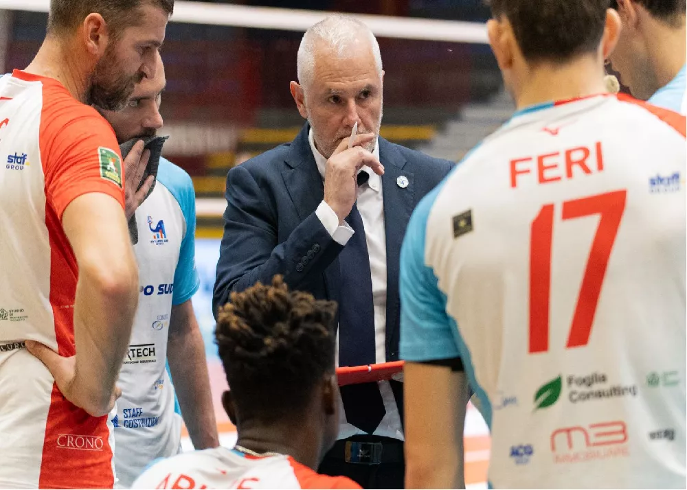 il tecnico della sviluppo sud paolo montagnani con la squadra