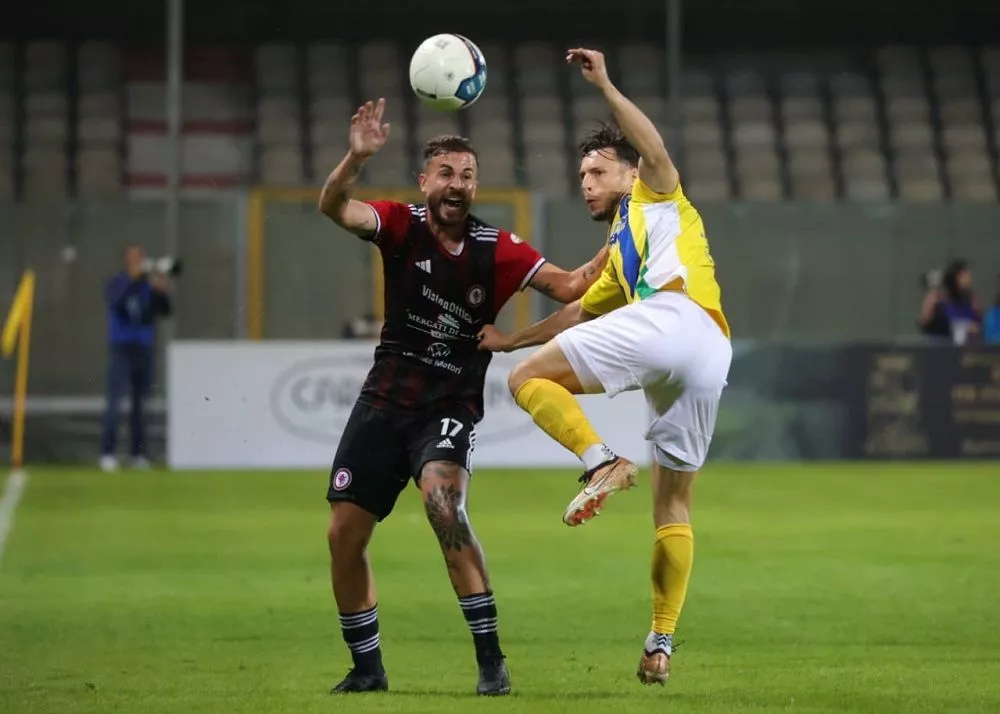 simone tascone in campo con il foggia nella sfida di serie c