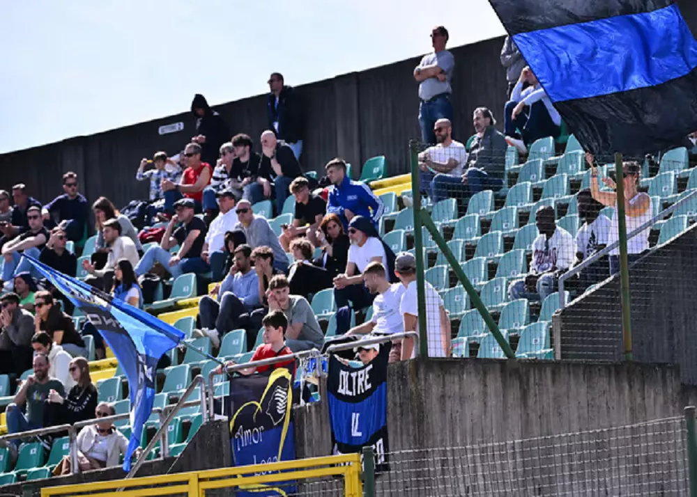 i tifosi in curva per tifare per l'atalanta under 23