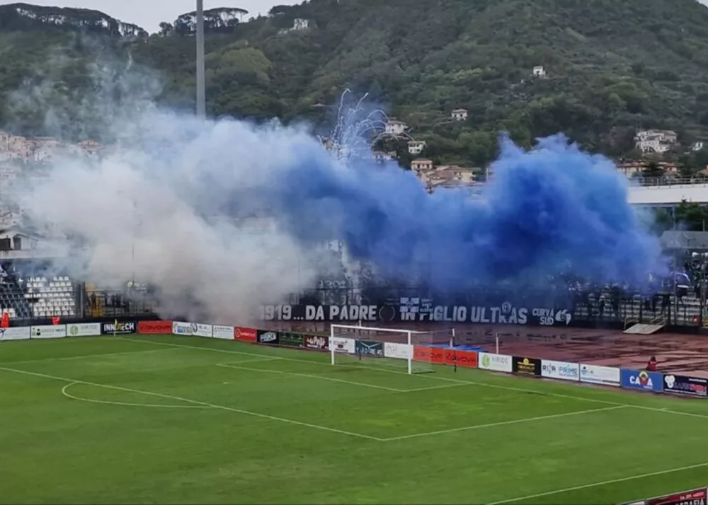 uno scorcio della stadio di cava con la tifoseria della curva