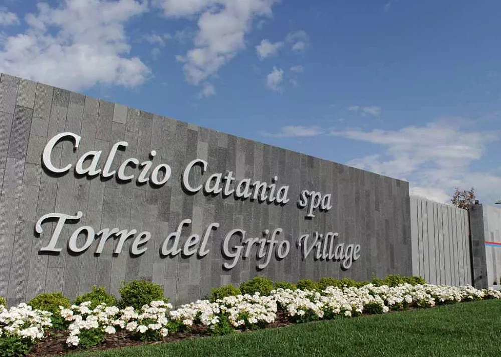 il muro esterno dell'impianto di torre del grifo ex centro sportivo