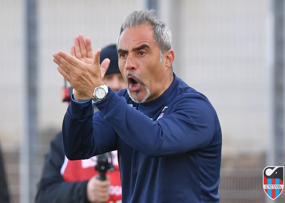 Mimmo Toscano allenatore del Catania applaude in panchina
