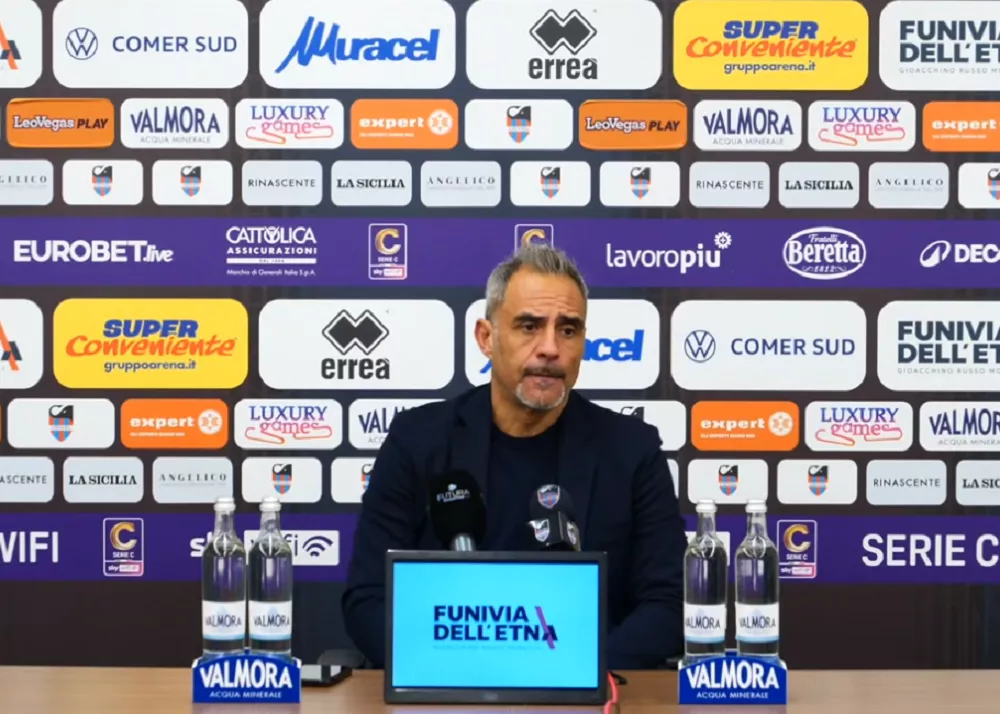 il tecnico del catania mimmo toscano in sala conferenza 
