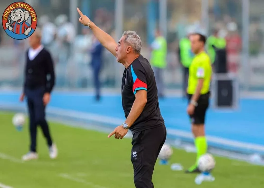 il tecnico del catania mimmo toscano in panchina a bordo campo