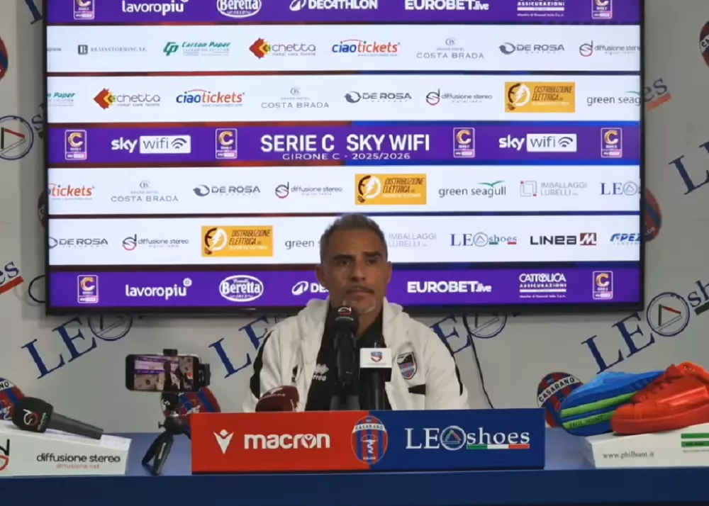 il tecnico del catania mimmo toscano in sala conferenza