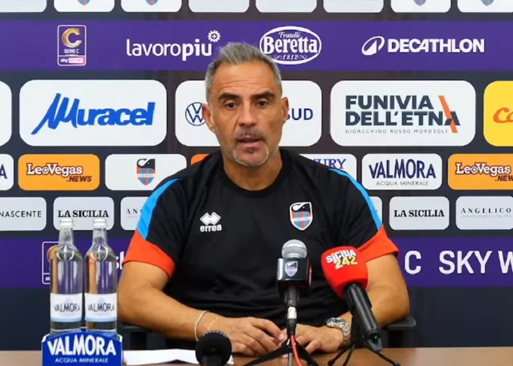 il tecnico del catania mimmo toscano in sala conferenza