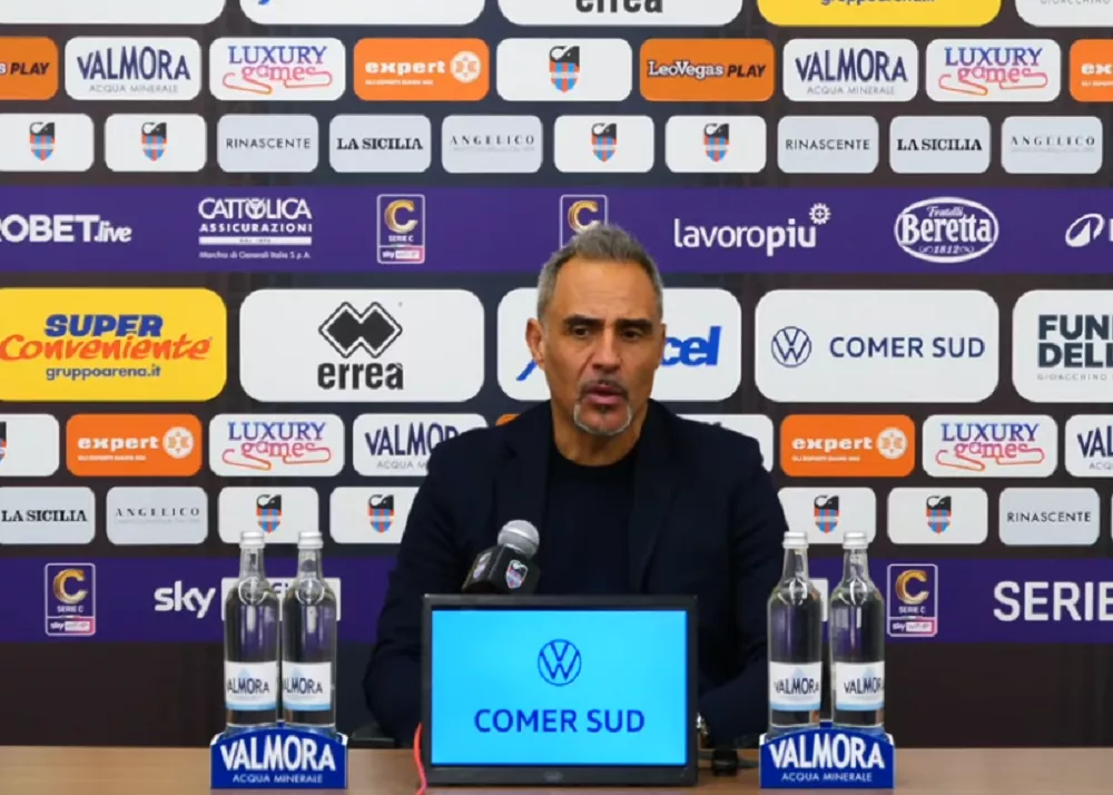 il tecnico del catania mimmo toscano in sala conferenza 