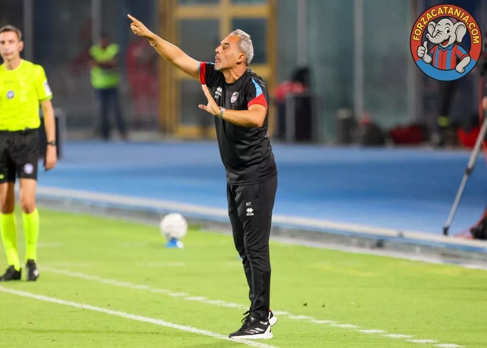 il tecnico del catania mimmo toscano in campo manda indicazioni