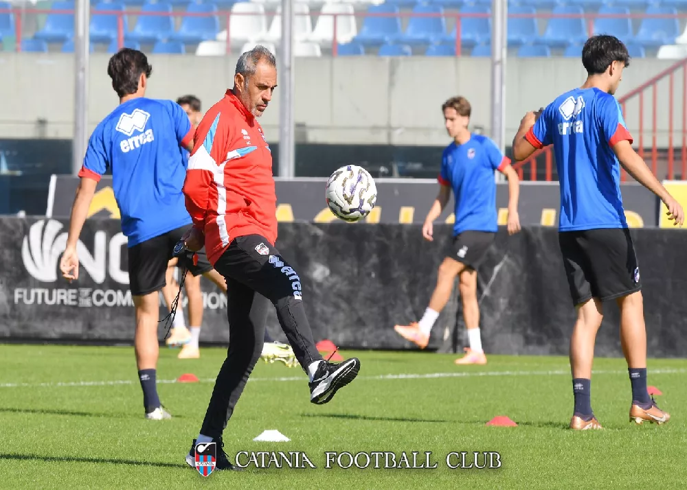 Mimmo Toscano in campo con il pallone durante gli allenamenti