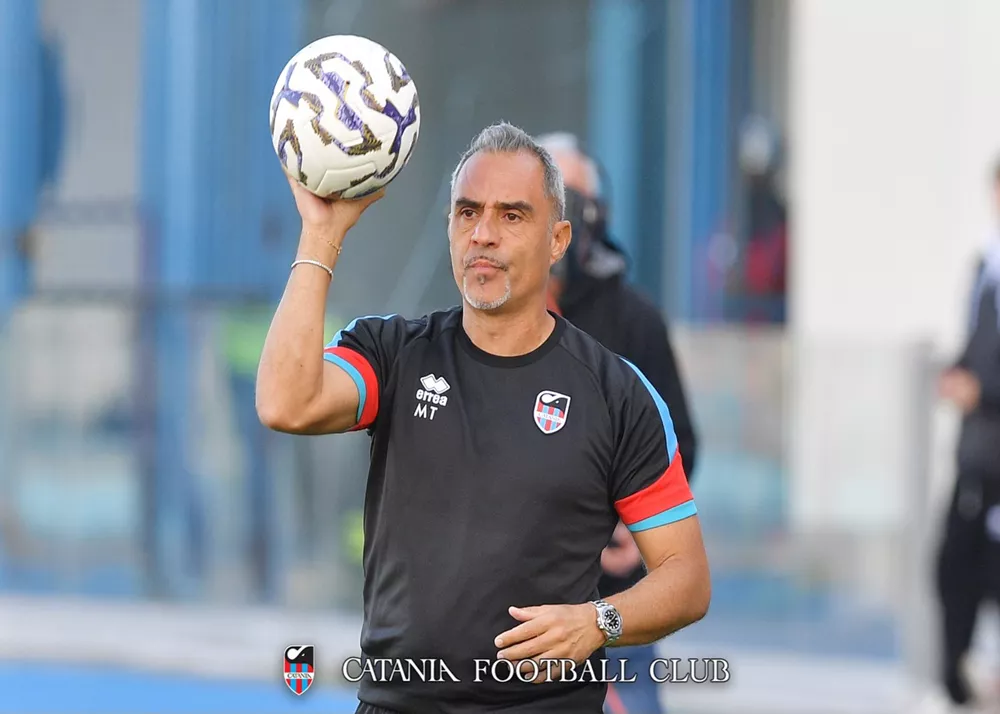Il tecnico del catania Domenico Toscano con in mano un pallone