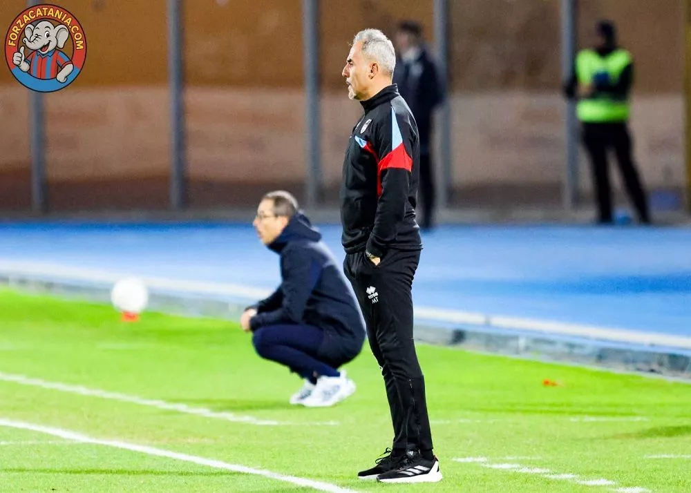 il tecnico del catania mimmo toscano in panchina a bordo campo