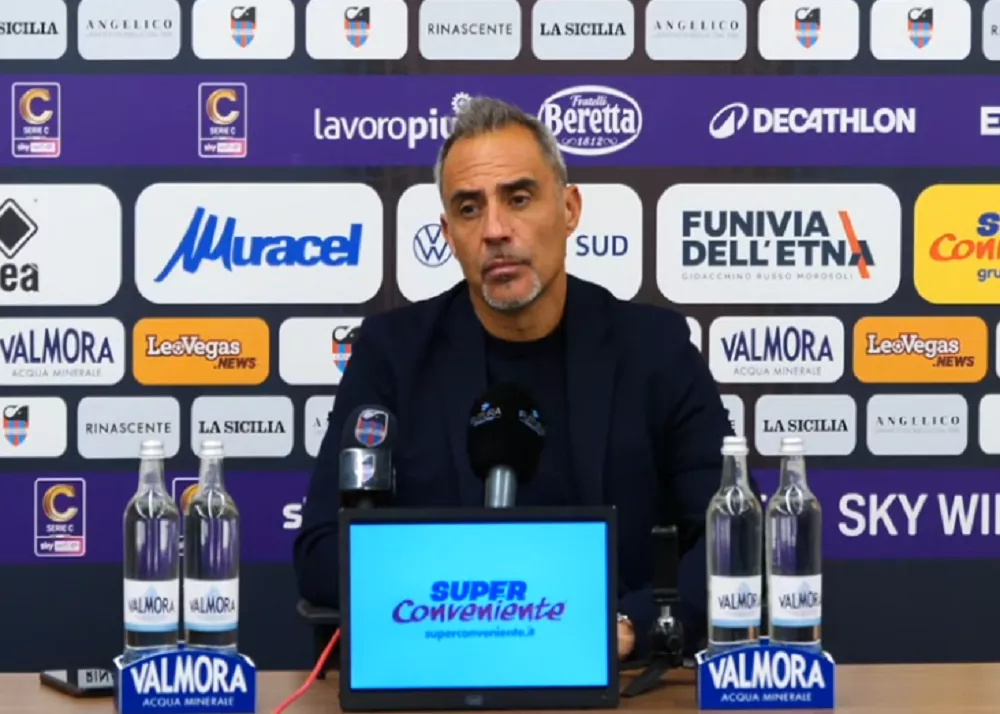 il tecnico del catania mimmo toscano in sala conferenza