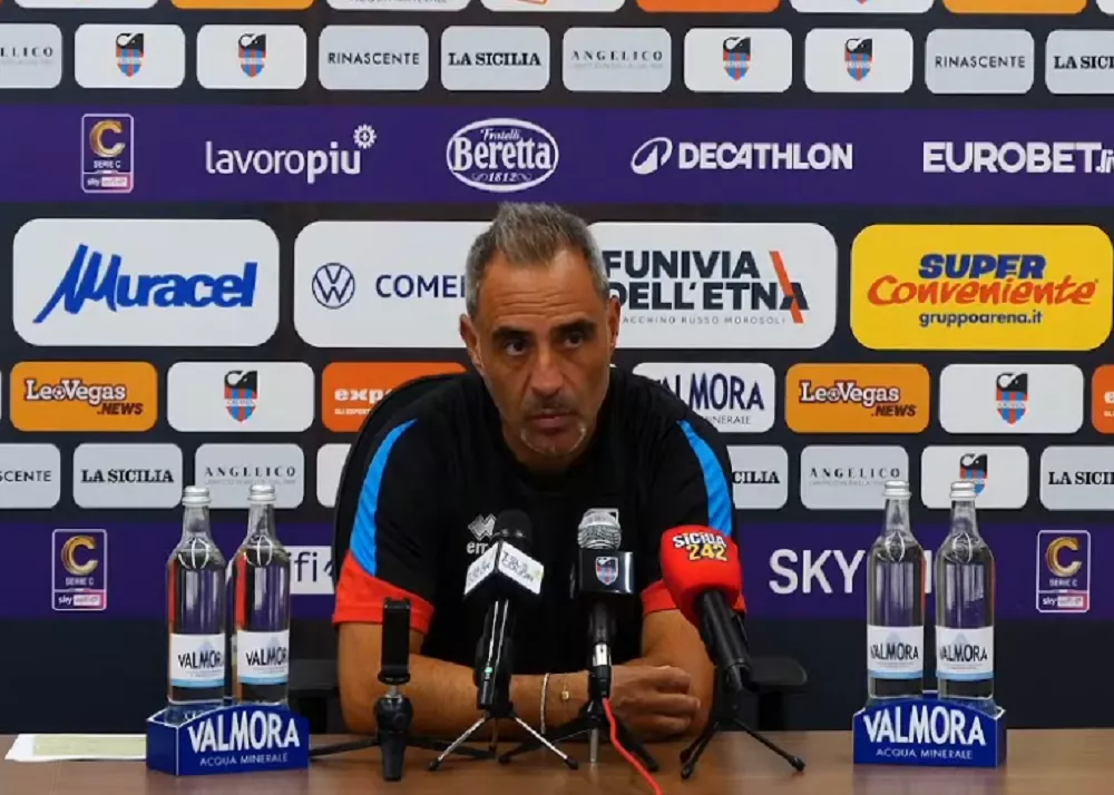 il tecnico del catania mimmo toscano in sala conferenza