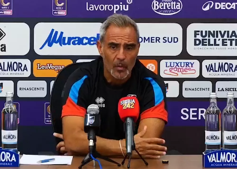 il tecnico del catania mimmo toscano in sala conferenza 