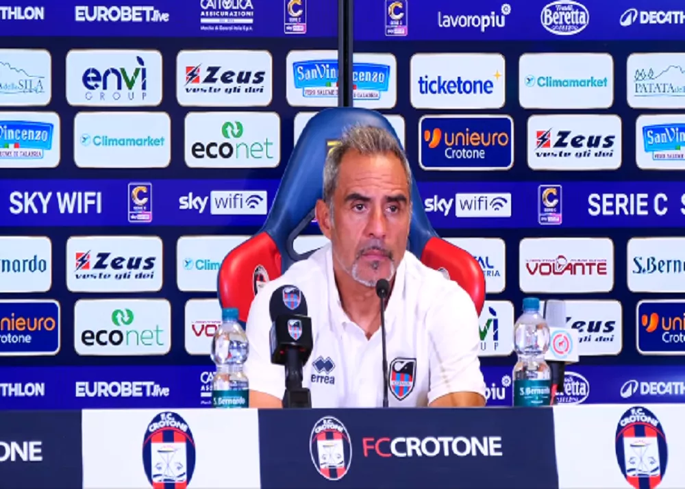 il tecnico del catania mimmo toscano in sala conferenza dopo crotone-catania 1-0