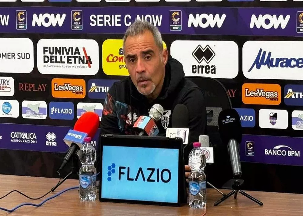 il tecnico del catania mimmo toscano in mix zone alla fine della partita