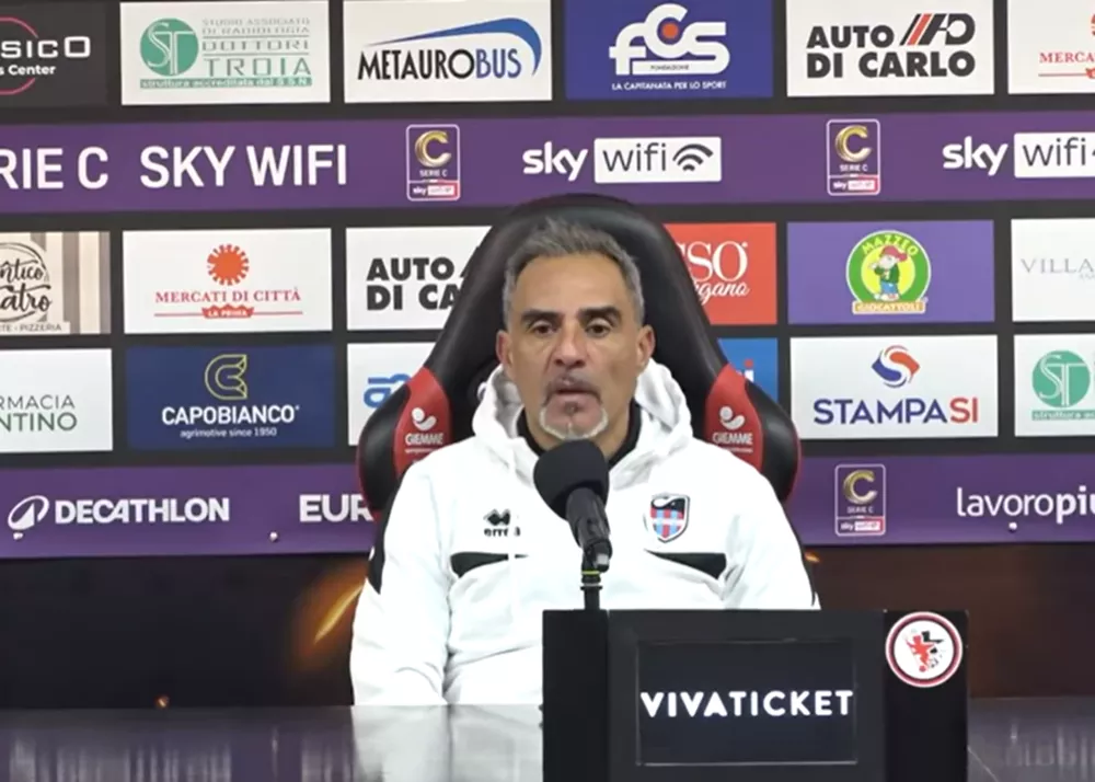 il tecnico del catania mimmo toscano nella sala stampa di foggia