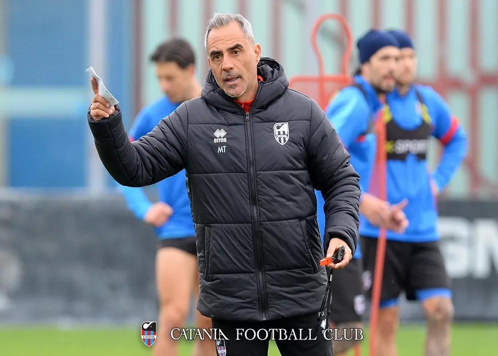 il tecnico del catania mimmo toscano in panchina a bordo campo
