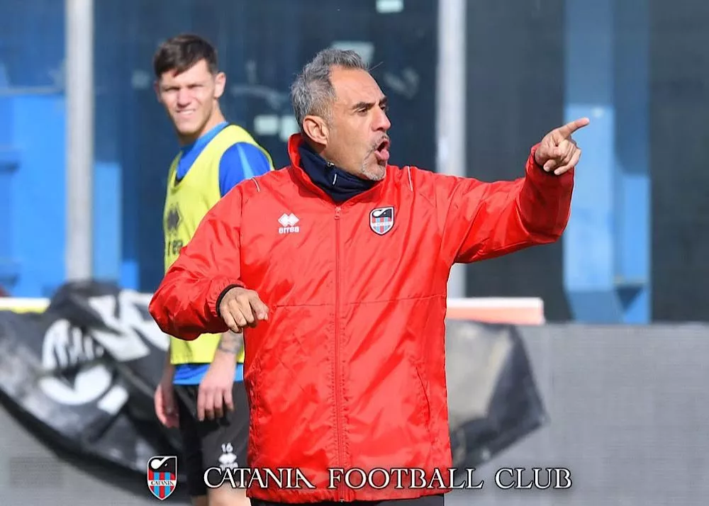 il tecnico del catania mimmo toscano in panchina a bordo campo
