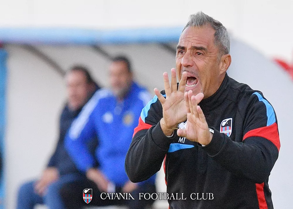 il tecnico del catania mimmo toscano in panchina a bordo campo