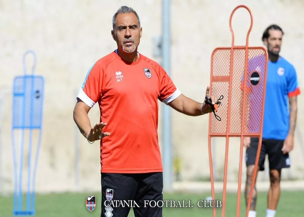 mimmo toscano tecnico del catania durante gli allenamenti