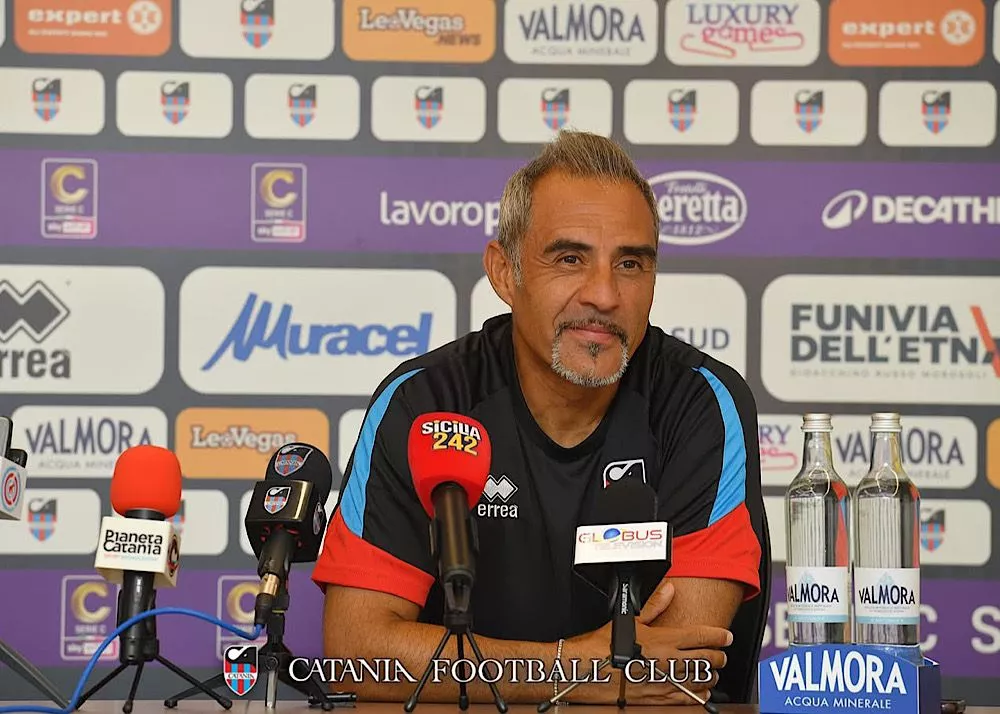 il tecnico del Catania Mimmo Toscano in conferenza stampa