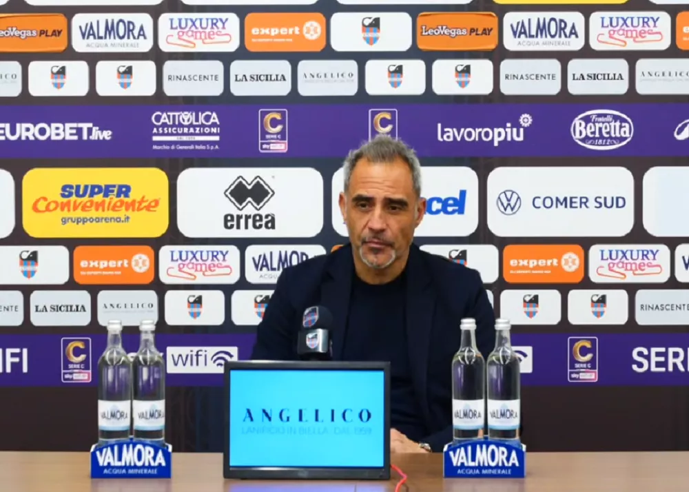 il tecnico del catania mimmo toscano in sala conferenza
