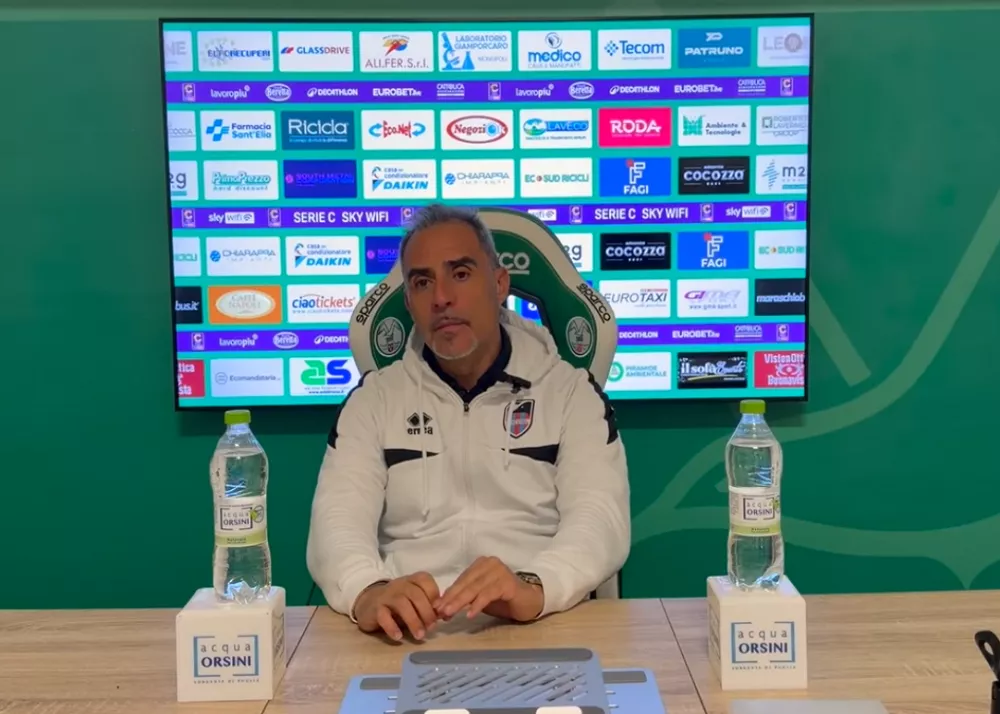 il tecnico del catania mimmo toscano in sala conferenza