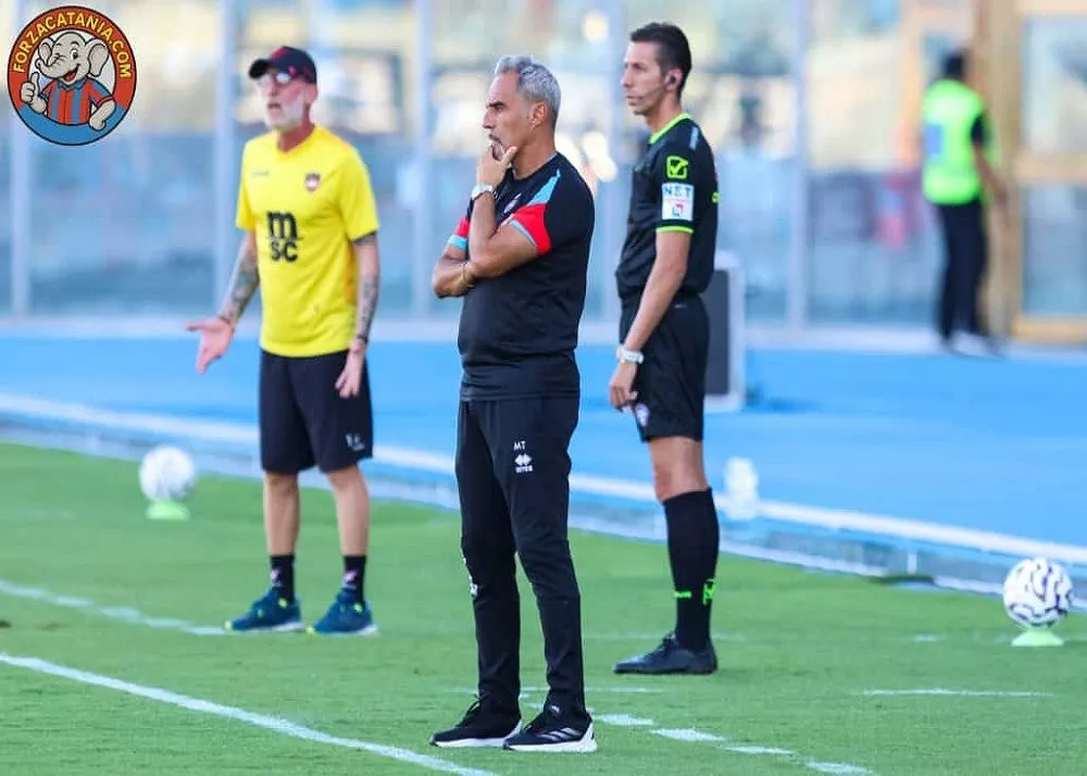 il tecnico del catania mimmo toscano a bordo campo