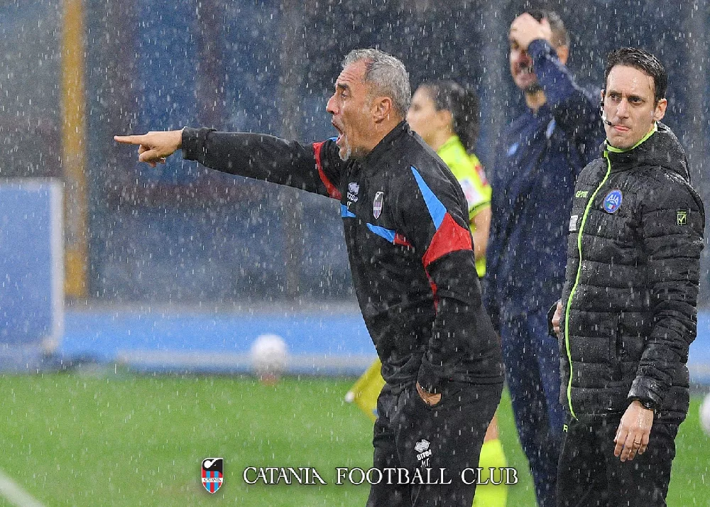 il tecnico del catania mimmo toscano sotto la pioggia del massimino