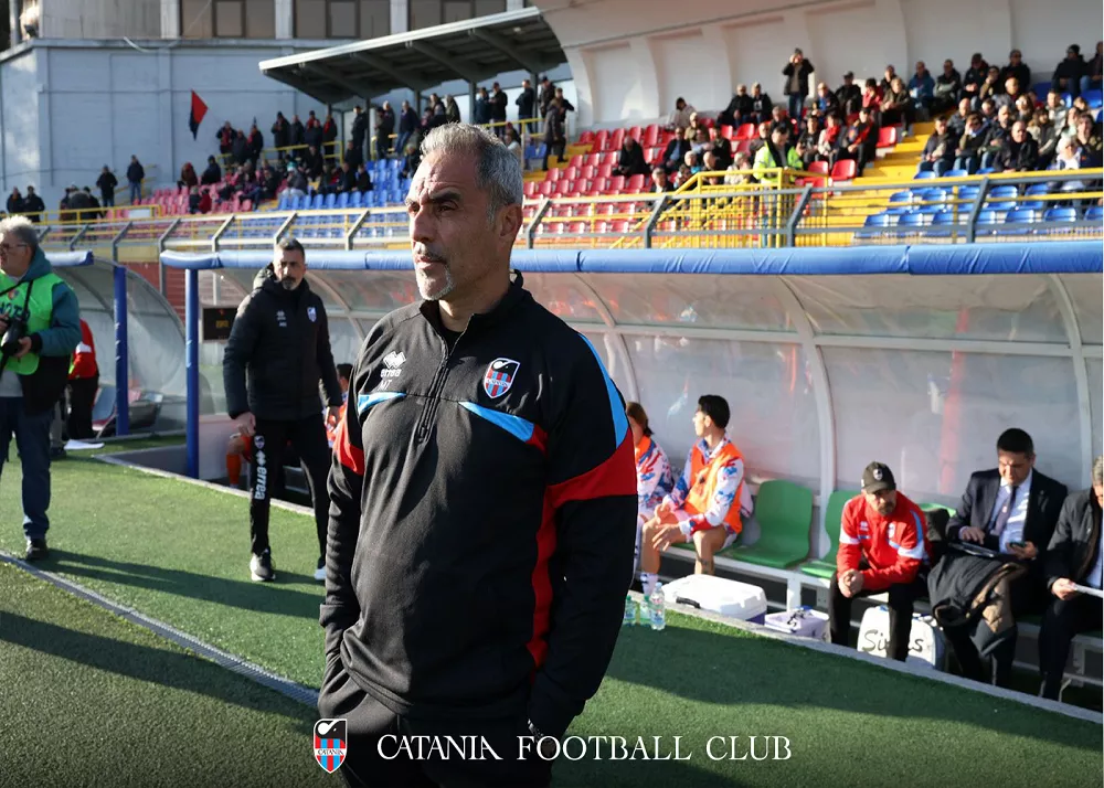 il tecnico del catania mimmo toscano in panchina a bordo campo