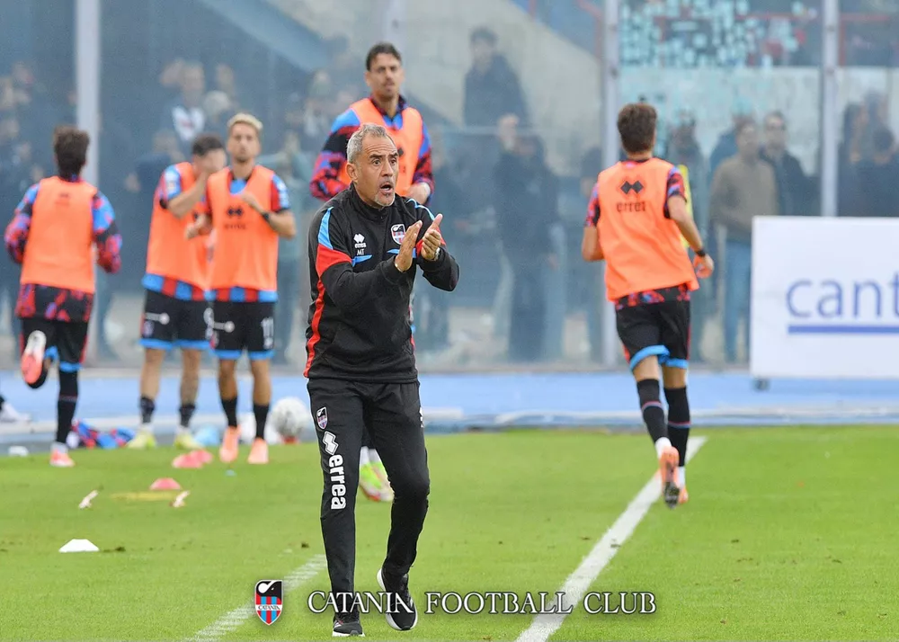 Il tecnico del Catania Mimmo Toscano mentre i calciatori si riscaldano