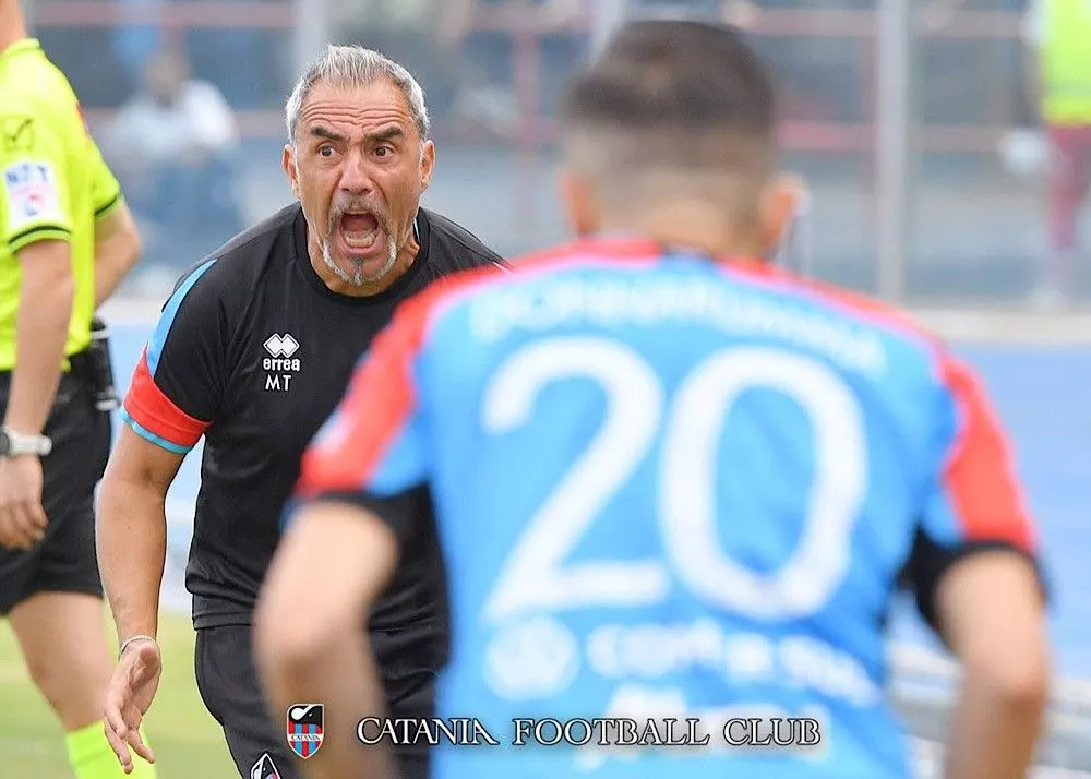 Il tecnico del catania mimmo toscano urla in panchina