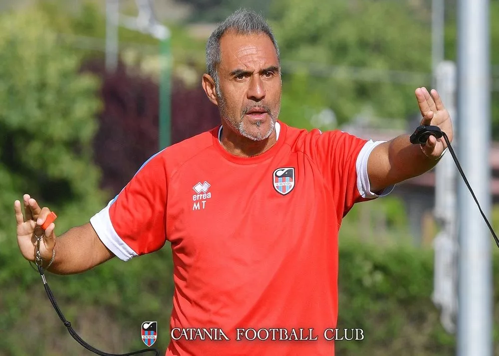 il tecnico del catania mimmo toscano in campo manda indicazioni