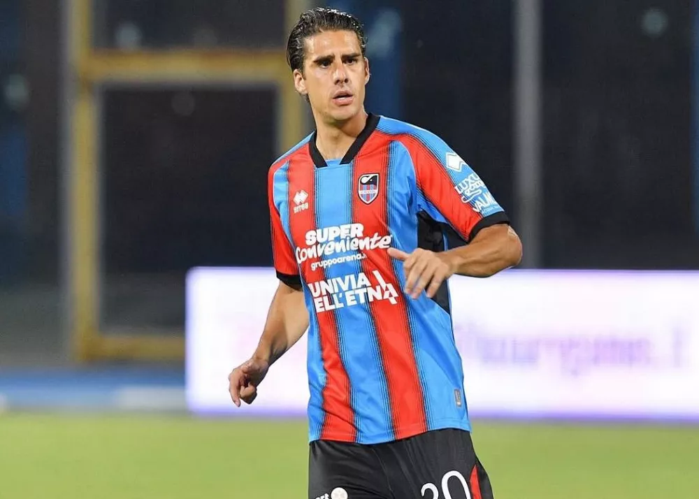 il centrocampista del catania corbari nel derby contro il trapani