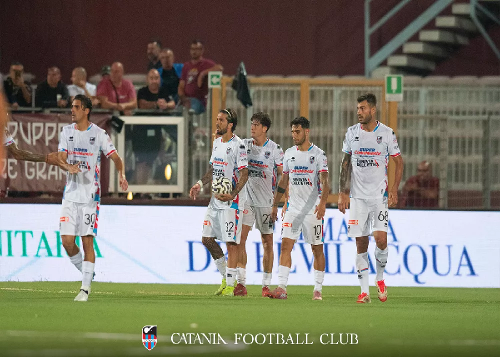 i calciatori del catania con la maglia bianca nel derby di trapani
