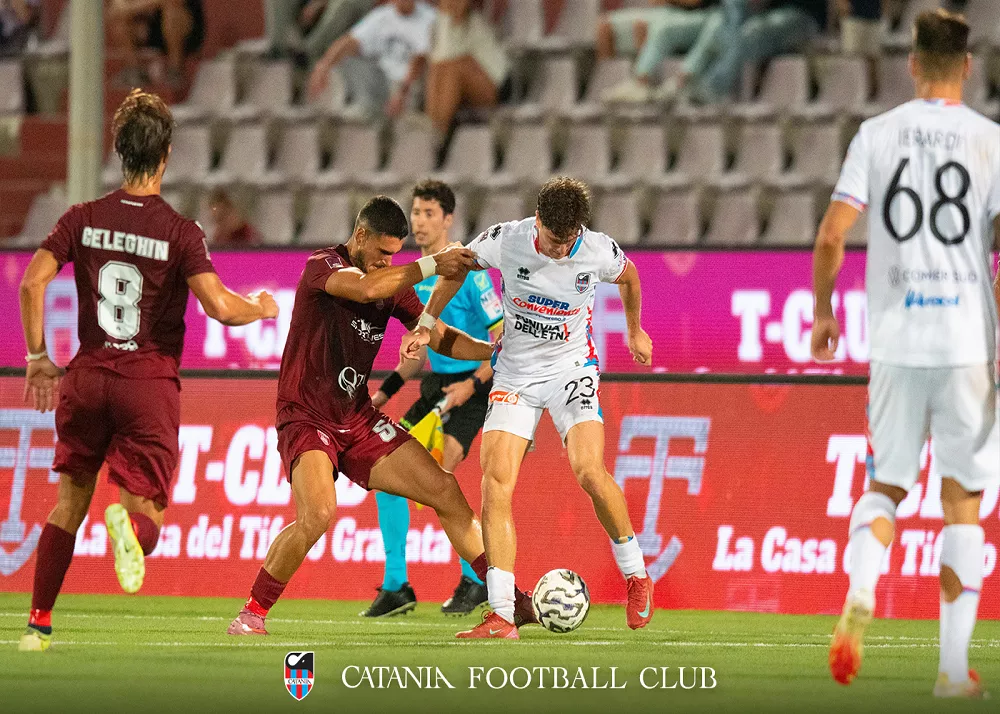 gabriel lunetta in mezzo ai giocatori del trapani nel derby