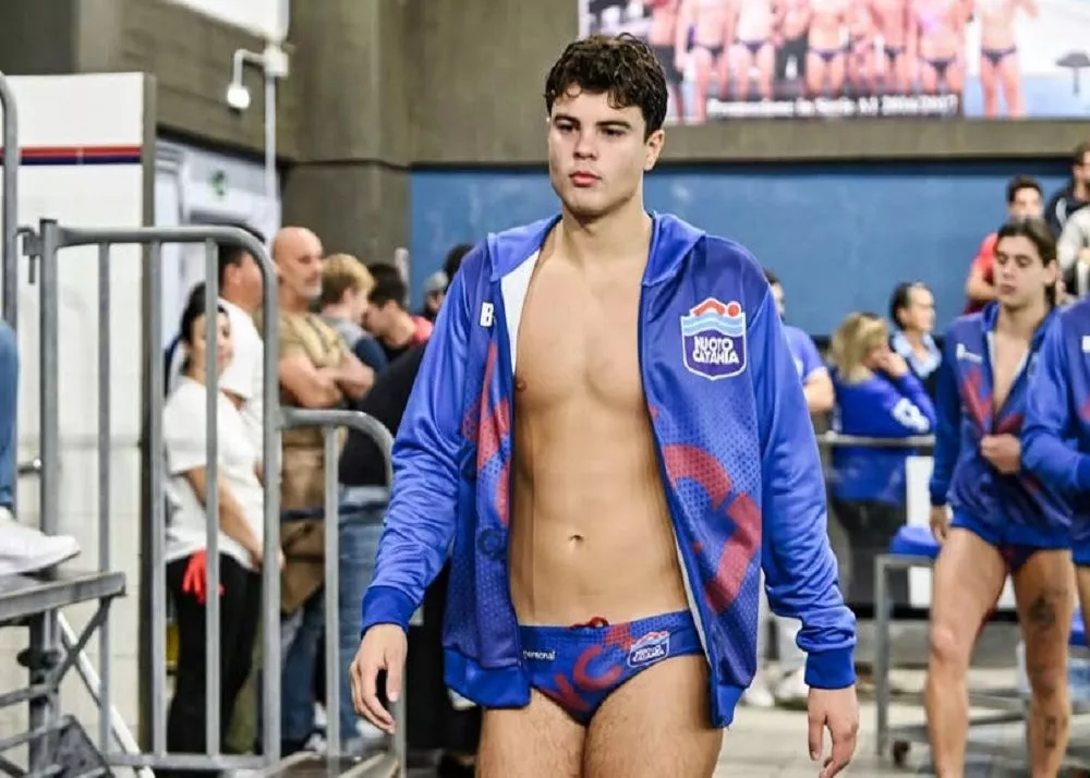 il pallanuotista federico trimarchi con la tuta della Nuoto Catania