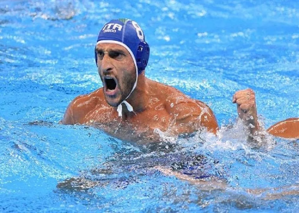 valentino gallo in vasca con la canotta della nazionale