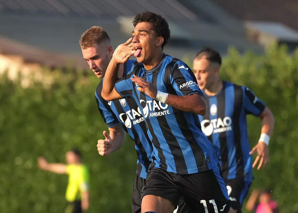 l'attaccante dell'atalanta dominic vavassori festeggia dopo un gol