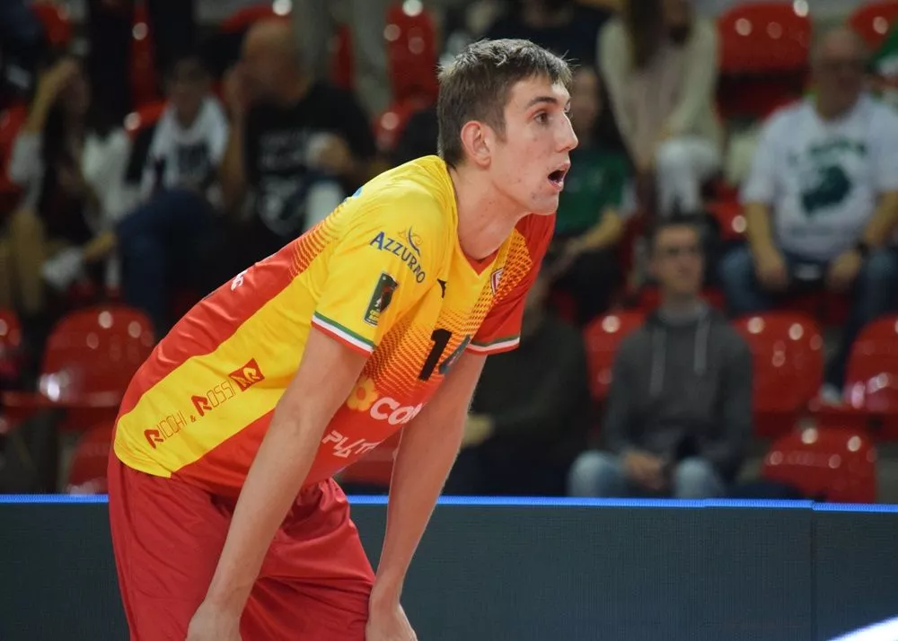 il pallavolista nicolò volpe con la maglia del Conad