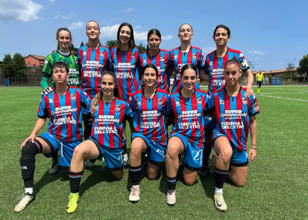 le ragazze del catania women schierate in campo a viagrande