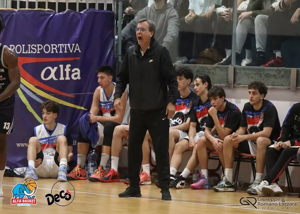 il tecnico della Dec&ograve; Alfa Catania, Zeljko Zecevic in panchina